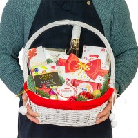 Новогодняя корзина с конфетами "Сладкоежка"